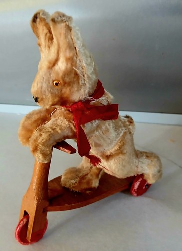 Uralter osterhase auf roller - osterhase,