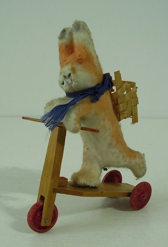 Antiker osterhase auf roller - antiker,